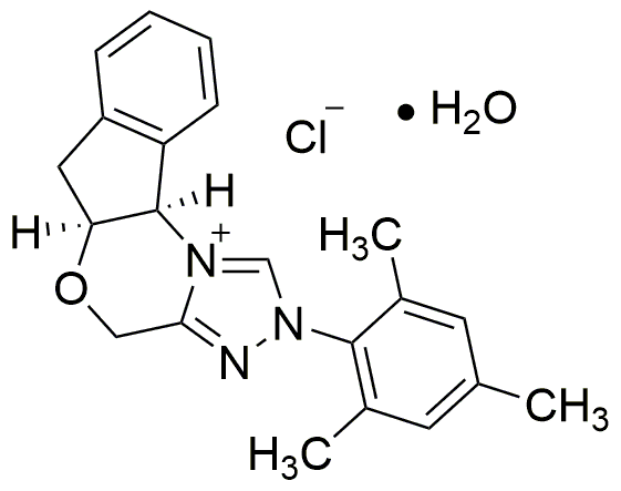 (-)-(5aS,10bR)-5a,10b-Dihidro-2-(2,4,6-trimetilfenil)-4H,6H-indeno[2,1-b][1,2,4]triazolo[4 Cloruro de ,3-d][1,4]oxazinio monohidrato