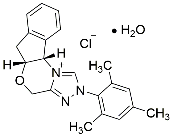 (+)-(5aR,10bS)-5a,10b-dihydro-2-(2,4,6-triméthylphényl)-4H,6H-indéno[2,1-b][1,2,4]triazolo[4,3-d][1,4]oxazinium chlorure monohydraté